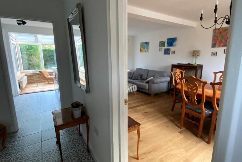 Lovely 3 Bedroom House In The Centre Of Лавенем Екстериор снимка