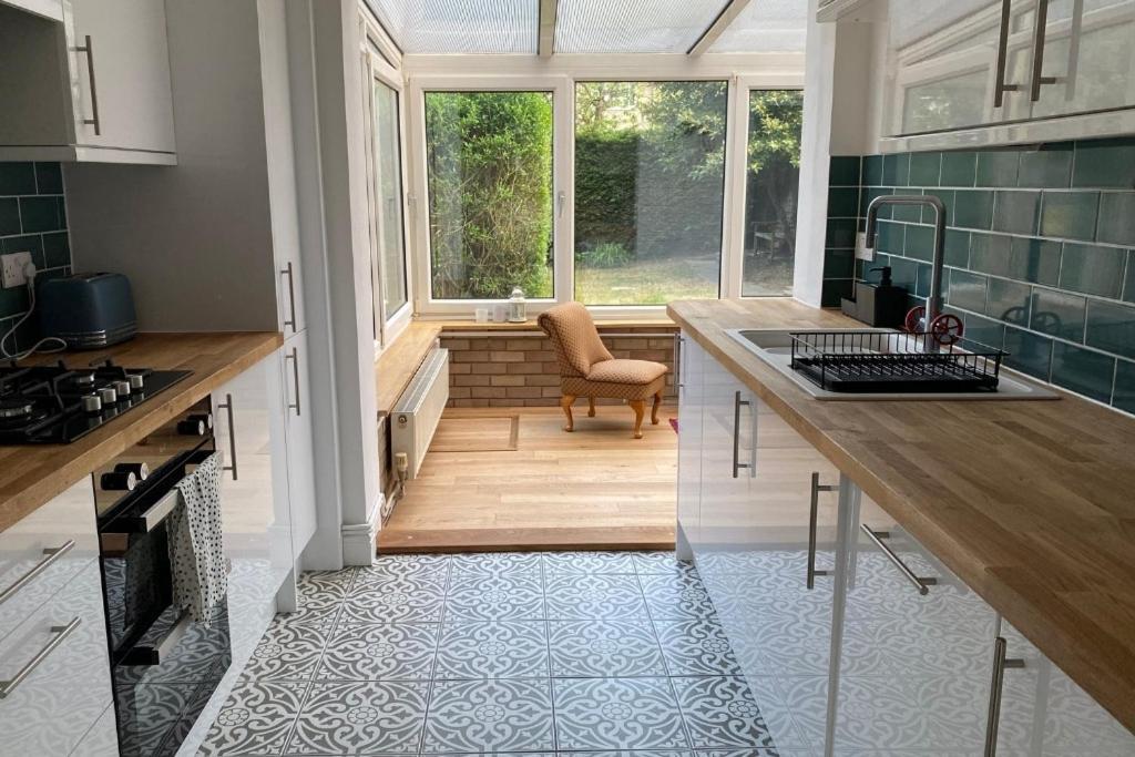 Lovely 3 Bedroom House In The Centre Of Лавенем Екстериор снимка