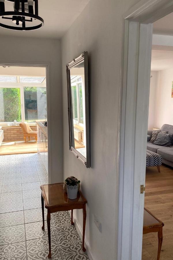 Lovely 3 Bedroom House In The Centre Of Лавенем Екстериор снимка