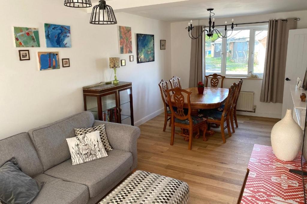 Lovely 3 Bedroom House In The Centre Of Лавенем Екстериор снимка